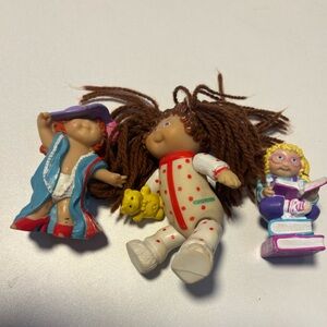 Lot of older Cabbage patch figures